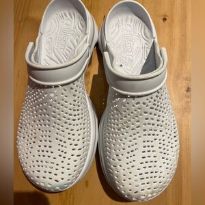 Women’s size 8 slip on sandal